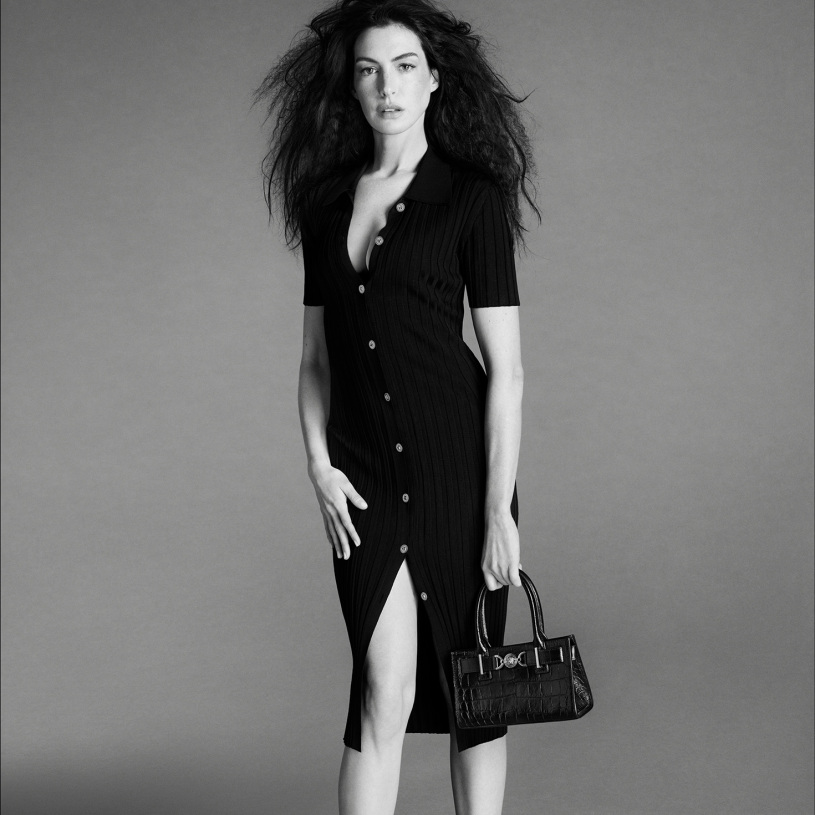 Anne Hathaway畅聊春季必备时尚单品（Sheer Skirt！），揭秘与Versace首席创意官Donatella Versace的精彩互动故事