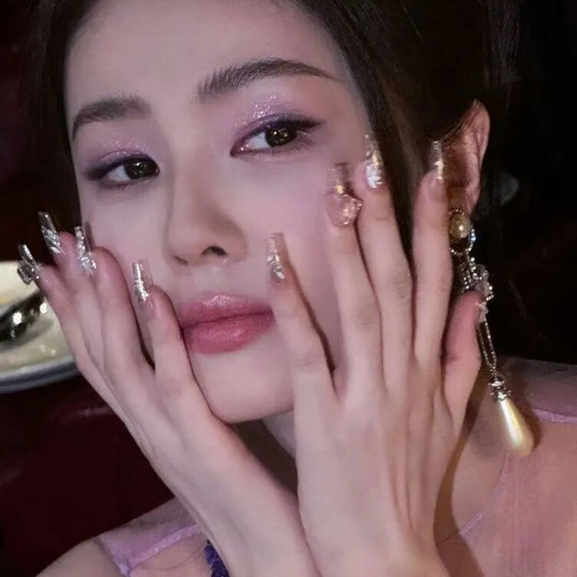 金色，新年最时髦的美甲色